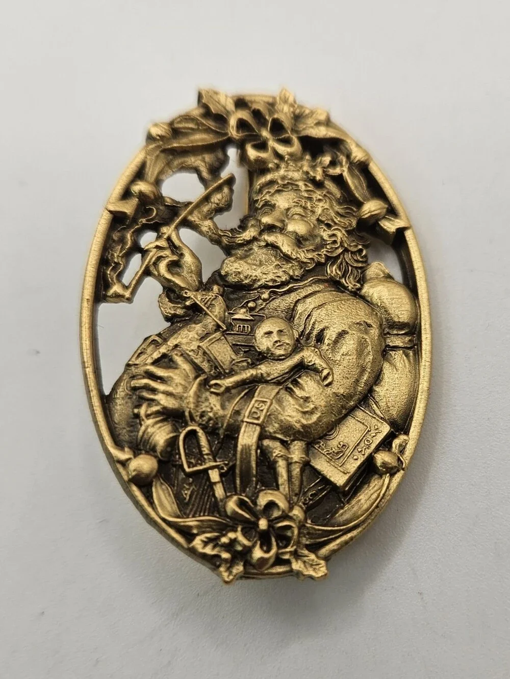 Vintage Santa Claus Brooch Gold Tone Oval Christmas Pin Victorian Style Toy Sack